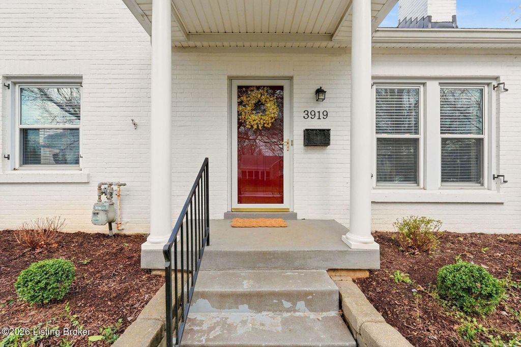 Photo of 3919 Hycliffe Ave, Louisville, KY 40207 (MLS # 1711405)