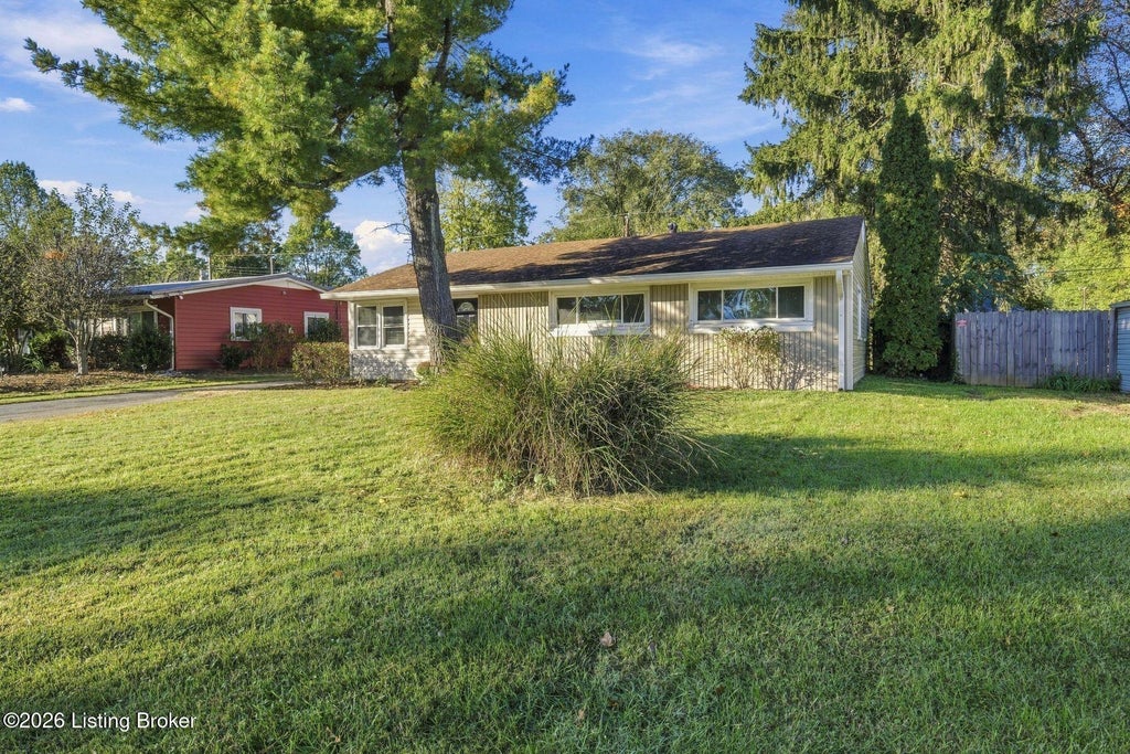 Photo of 1716 Brentmoor Ln, Louisville, KY 40223 (MLS # 1732387)