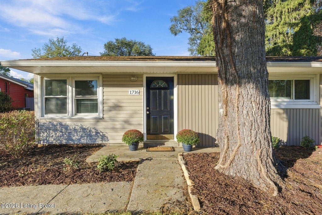 Photo of 1716 Brentmoor Ln, Louisville, KY 40223 (MLS # 1732387)