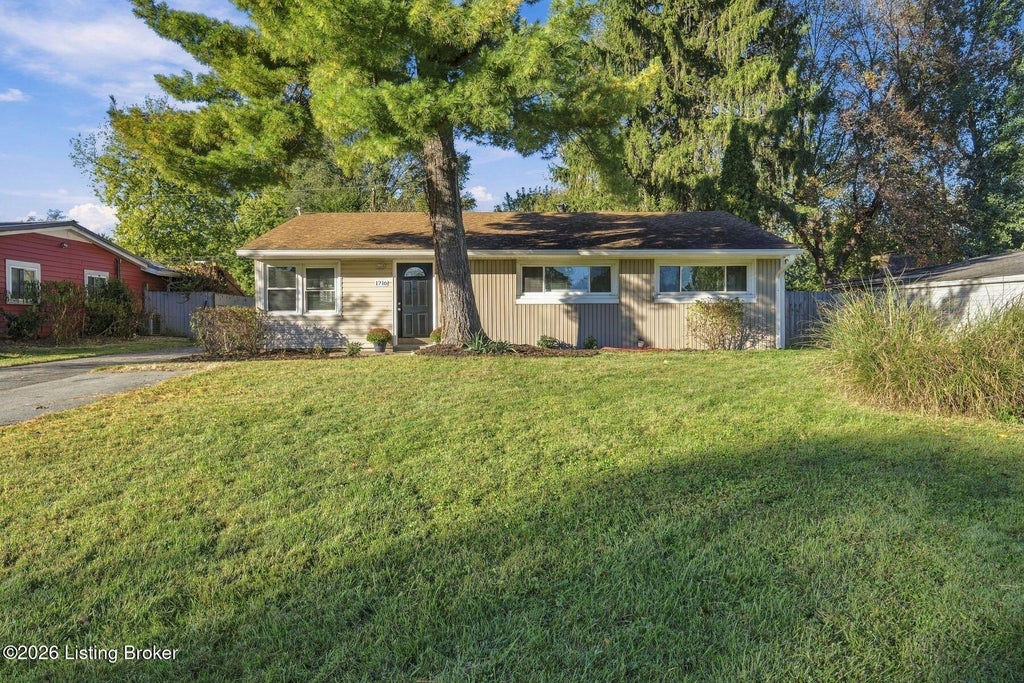 Photo of 1716 Brentmoor Ln, Louisville, KY 40223 (MLS # 1732387)