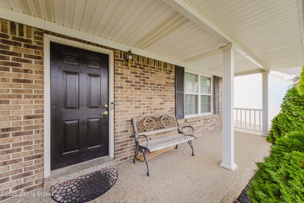 Photo of 4400 Bays End Ct, Louisville, KY 40245 (MLS # 1704588)