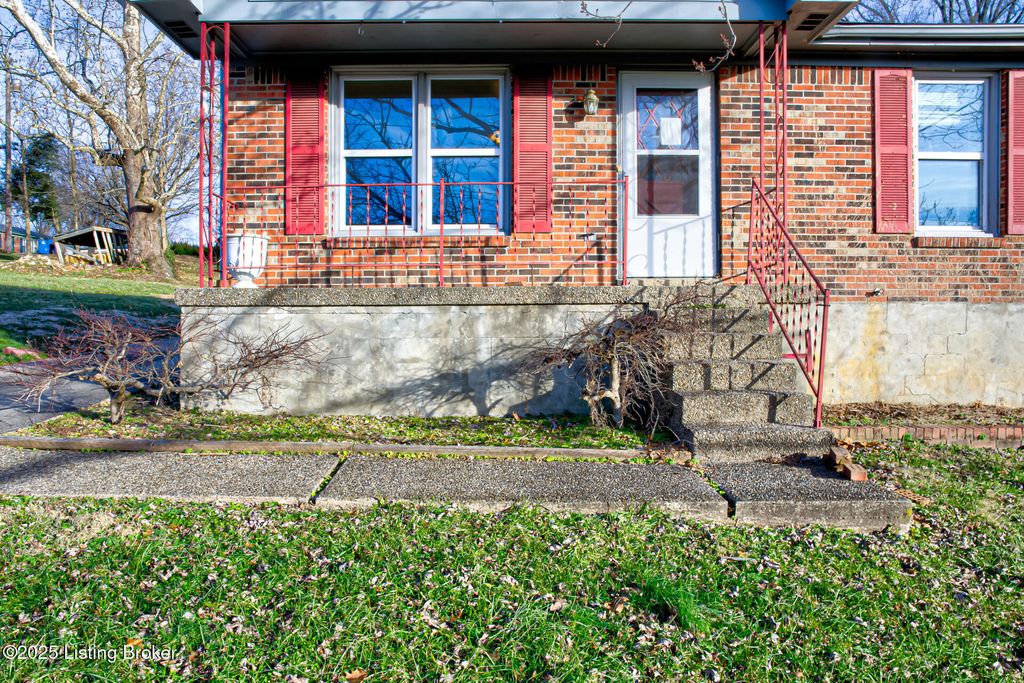 Photo of 49 Fleming Rd, Shelbyville, KY 40065 (MLS # 1705743)