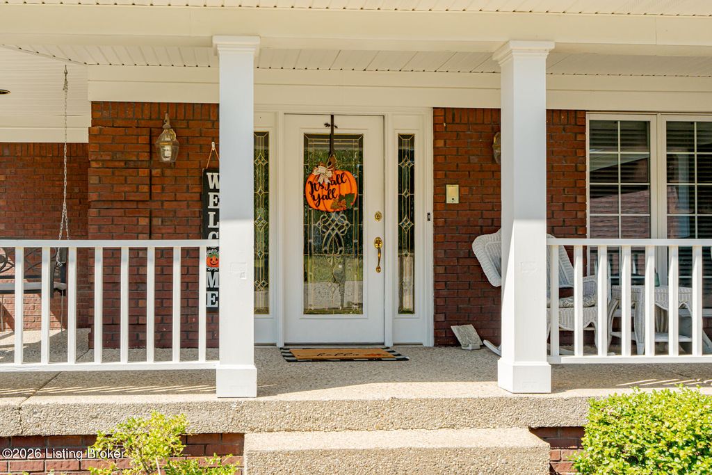 Photo of 9409 Amber Ridge Ct, Louisville, KY 40272 (MLS # 1707942)