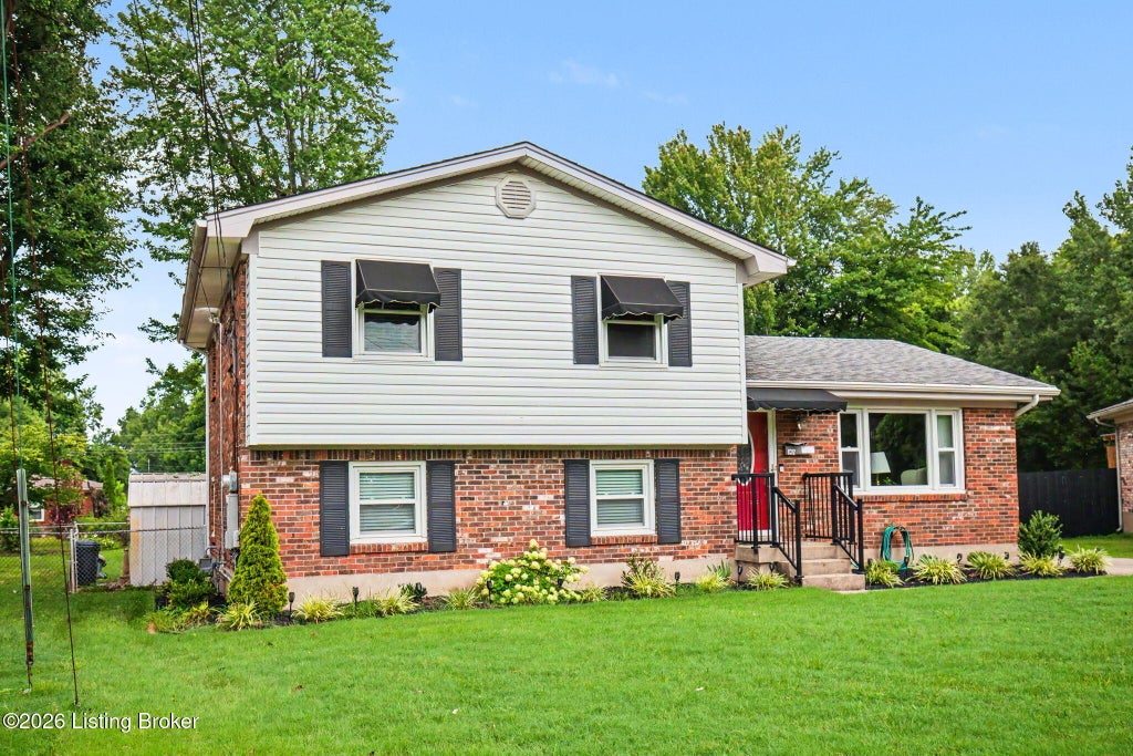 Photo of 8312 Ende Ln, Louisville, KY 40219 (MLS # 1724169)