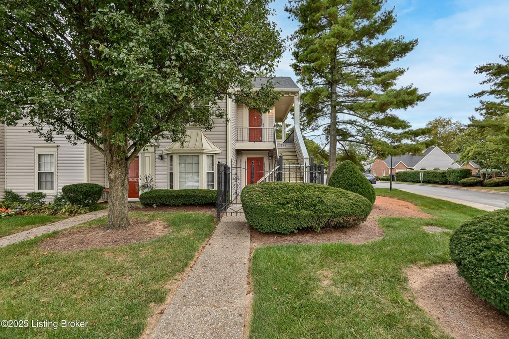 Photo of 749 Yorkwood Pl, Louisville, KY 40223 (MLS # 1700070)