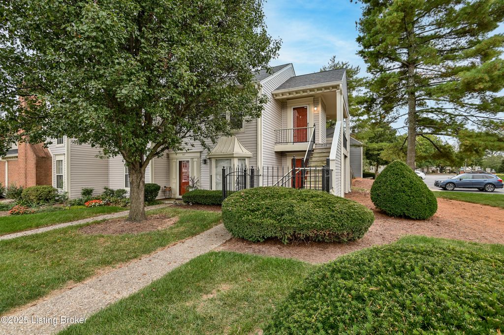 Photo of 749 Yorkwood Pl, Louisville, KY 40223 (MLS # 1700070)