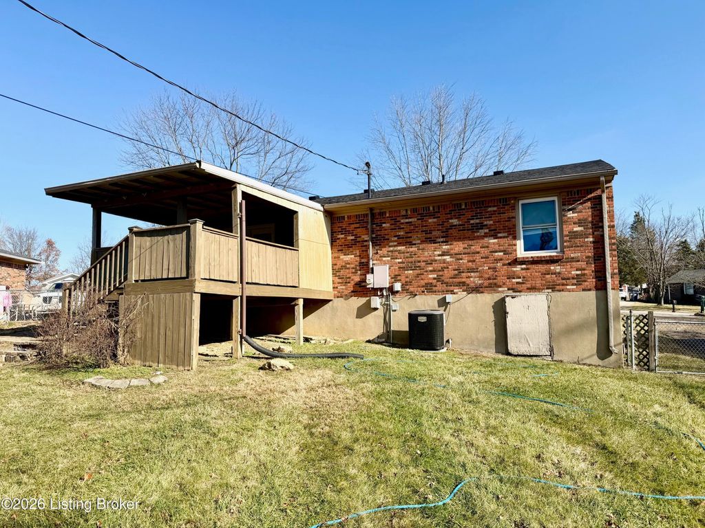 Photo of 1306 Heatherbourne Dr, La Grange, KY 40031 (MLS # 1706218)