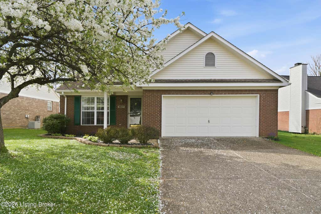Photo of 4827 Oak Pointe Dr, Louisville, KY 40245 (MLS # 1719392)