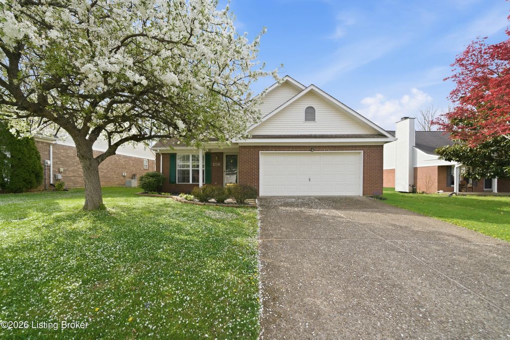 Photo of 4827 Oak Pointe Dr, Louisville, KY 40245 (MLS # 1719392)