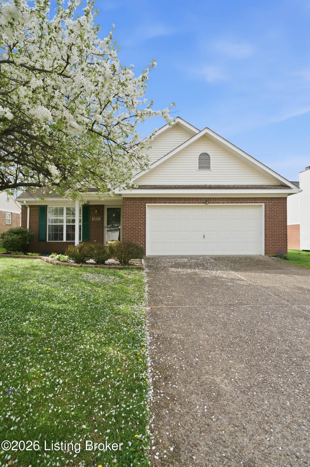 Photo of 4827 Oak Pointe Dr, Louisville, KY 40245 (MLS # 1719392)