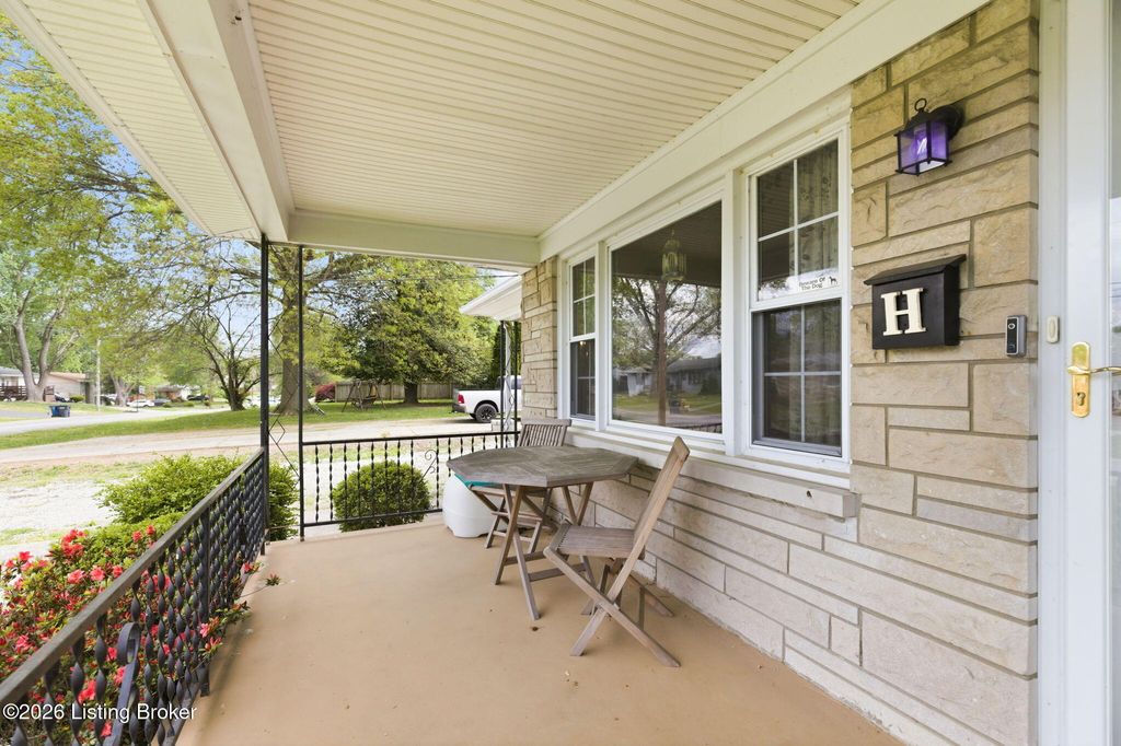 Photo of 5708 Tamarack Ln, Louisville, KY 40258 (MLS # 1714598)