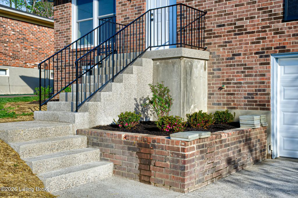 Photo of 10907 Blackwood Rd, Louisville, KY 40299 (MLS # 1713558)