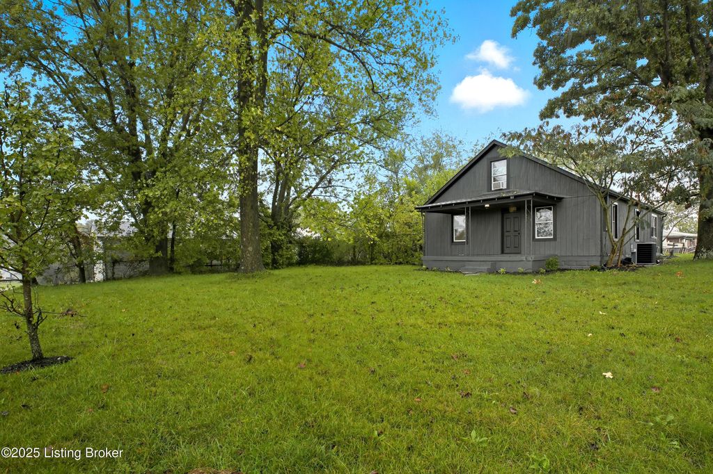 Photo of 624 W Elm Rd, Radcliff, KY 40160 (MLS # 1705185)