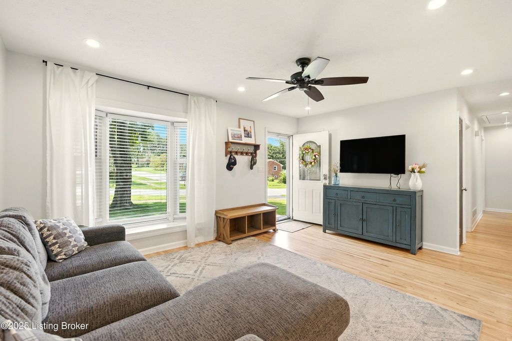 Photo of 3807 Manner Dale Dr, Louisville, KY 40220 (MLS # 1704745)