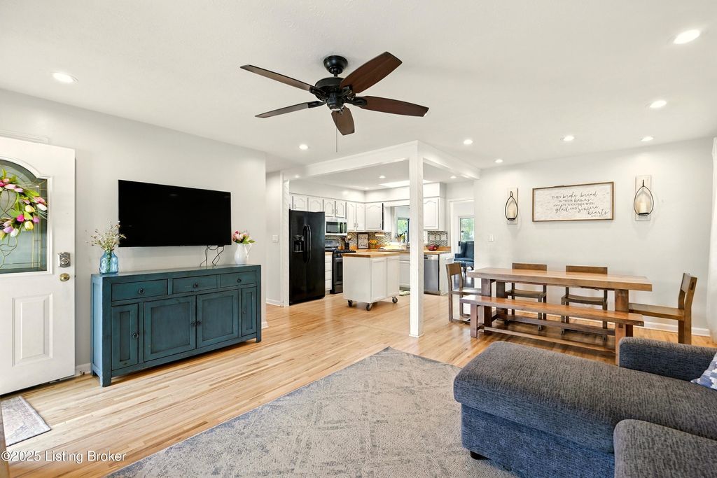 Photo of 3807 Manner Dale Dr, Louisville, KY 40220 (MLS # 1704745)