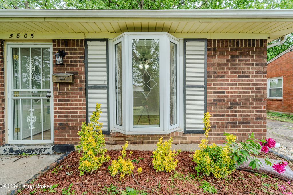 Photo of 5805 Spicewood Ln, Louisville, KY 40219 (MLS # 1721863)