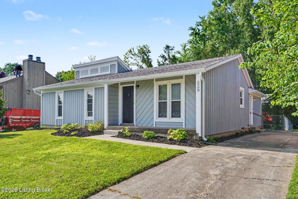 Photo of 6908 Beard Ct, Louisville, KY 40228 (MLS # 1722629)