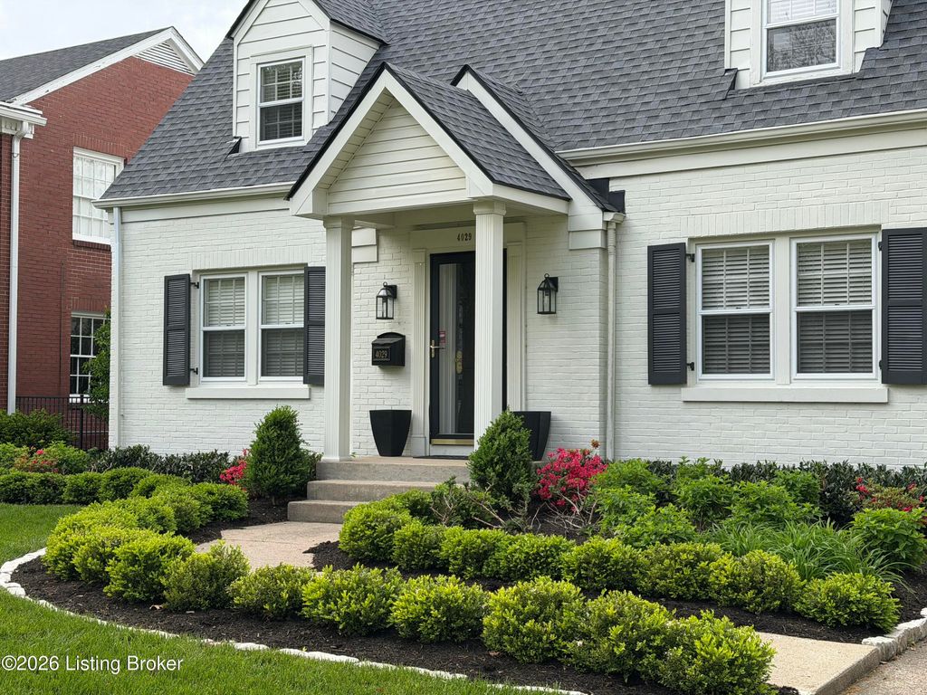 Photo of 4029 Saint Ives Ct, Louisville, KY 40207 (MLS # 1714388)