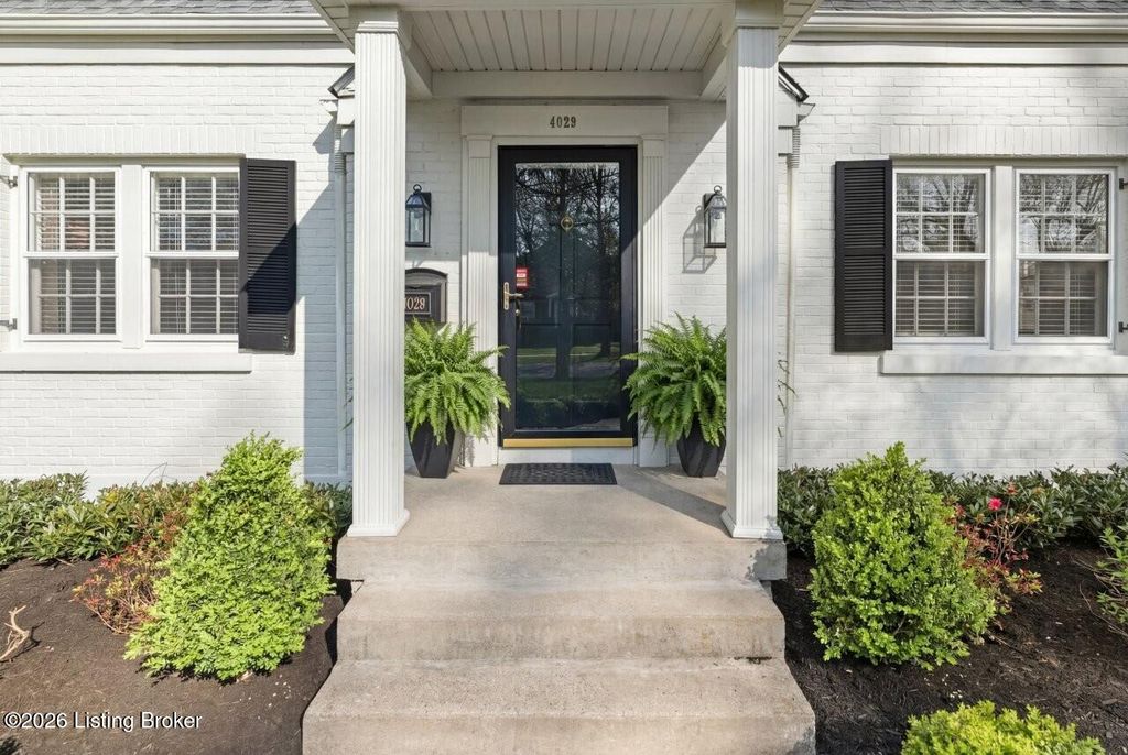 Photo of 4029 Saint Ives Ct, Louisville, KY 40207 (MLS # 1714388)