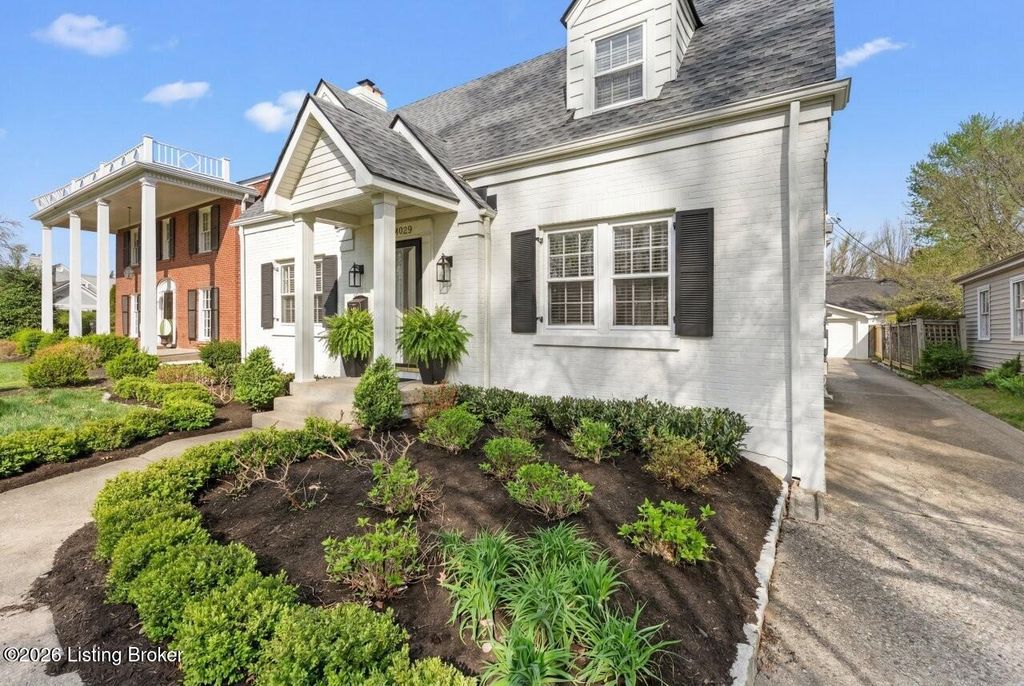 Photo of 4029 Saint Ives Ct, Louisville, KY 40207 (MLS # 1714388)