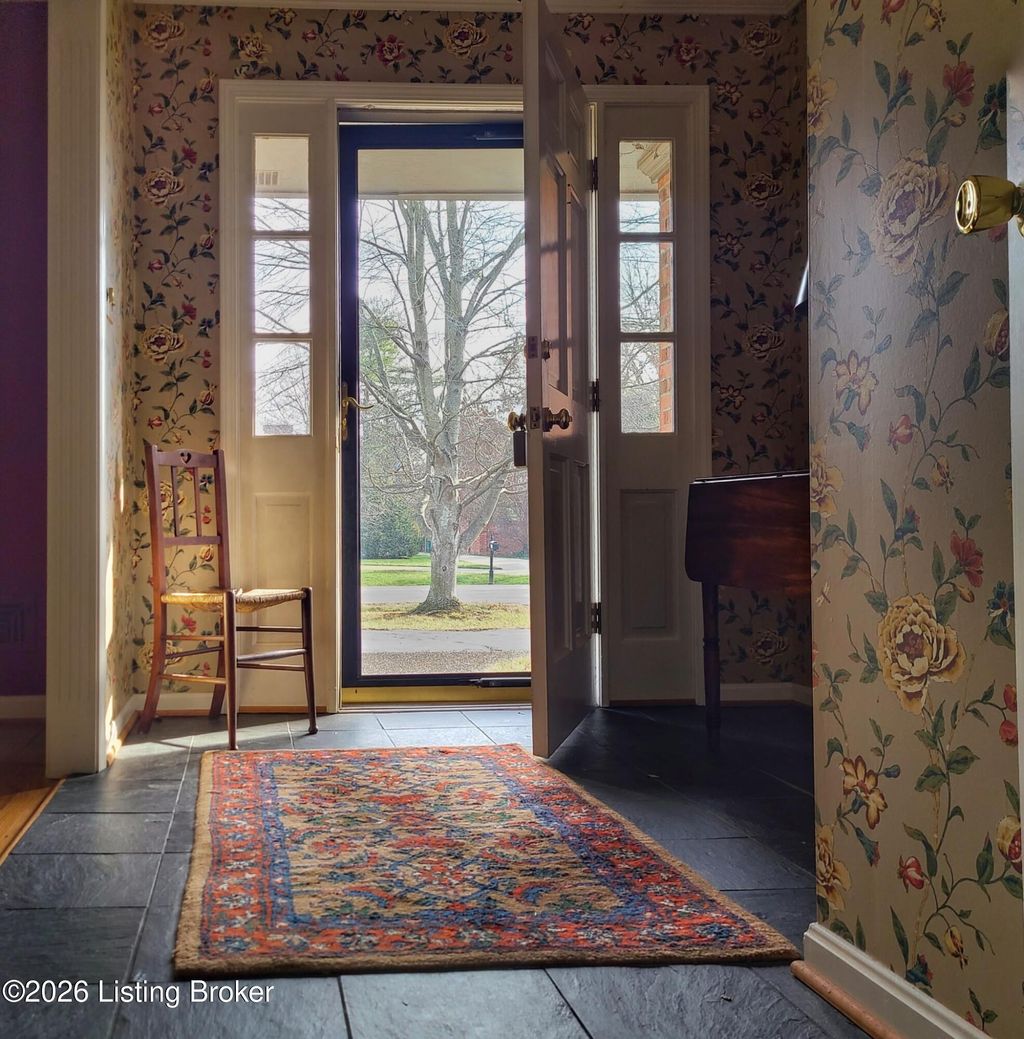 Photo of 6319 Limewood Cir, Louisville, KY 40222 (MLS # 1708450)