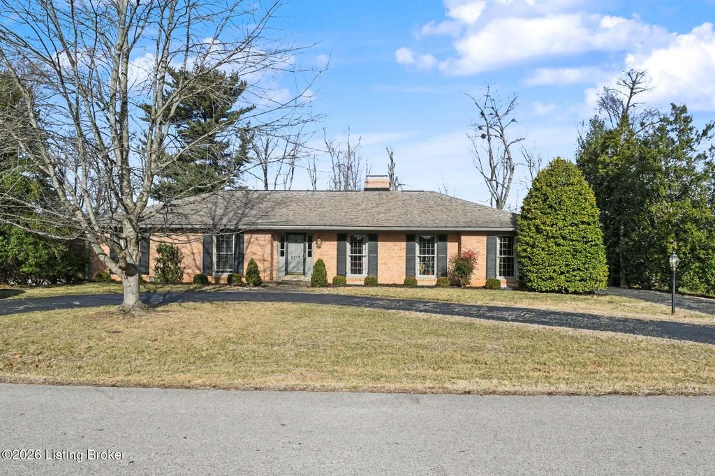 Photo of 6319 Limewood Cir, Louisville, KY 40222 (MLS # 1708450)