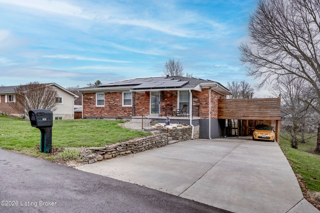 Photo of 1019 Dotland Cir, Shelbyville, KY 40065 (MLS # 1711237)