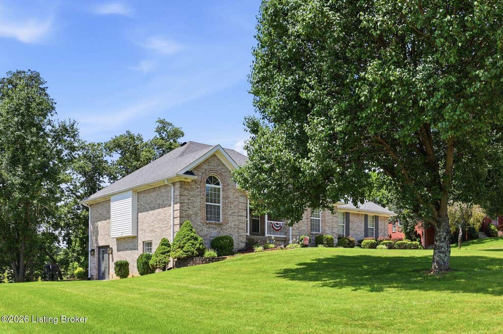 Photo of 242 Kingswood Ct, Taylorsville, KY 40071 (MLS # 1725257)