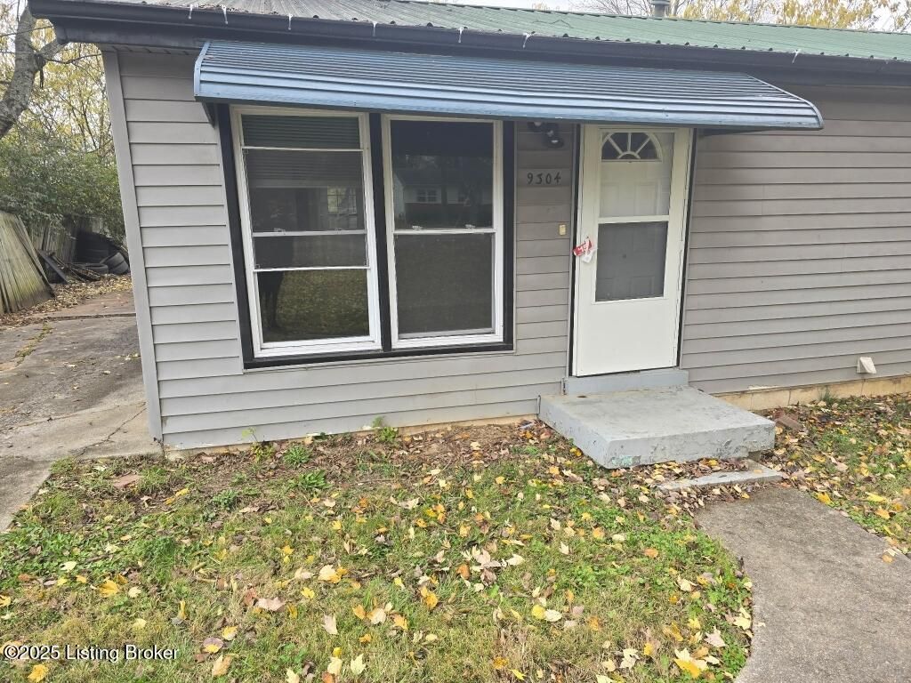 Photo of 9304 New Maple Rd, Louisville, KY 40229 (MLS # 1703746)