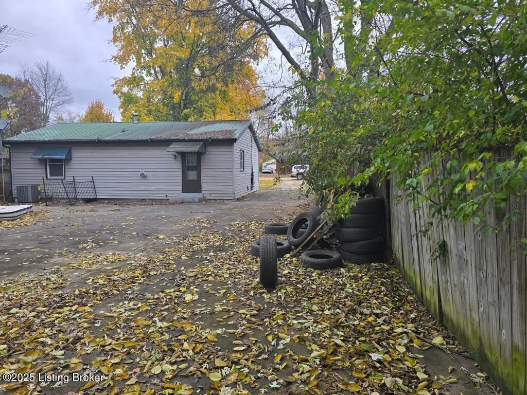 Photo of 9304 New Maple Rd, Louisville, KY 40229 (MLS # 1703746)