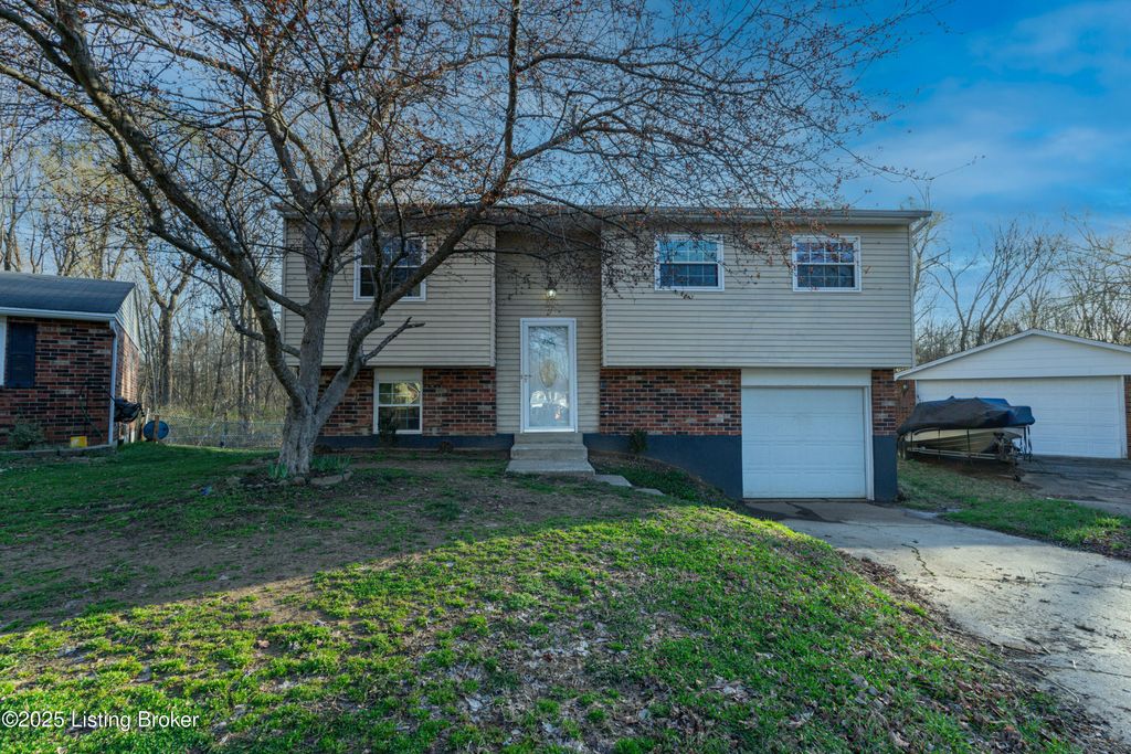 Photo of 4601 Logby Pl, Louisville, KY 40272 (MLS # 1710828)