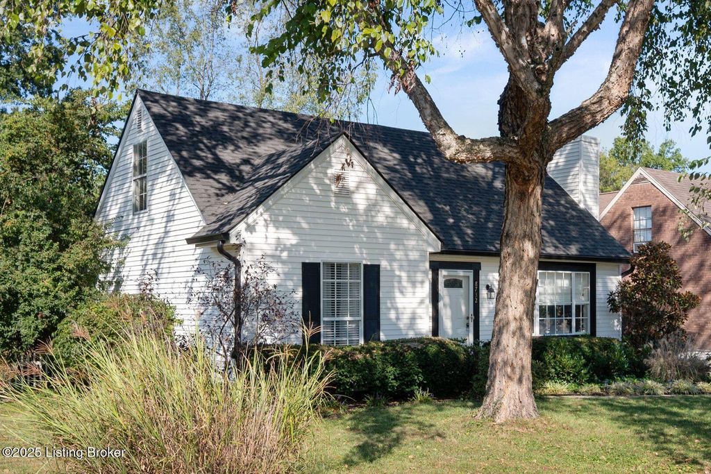 Photo of 8732 Loch Lea Ln, Jeffersontown, KY 40299 (MLS # 1702621)