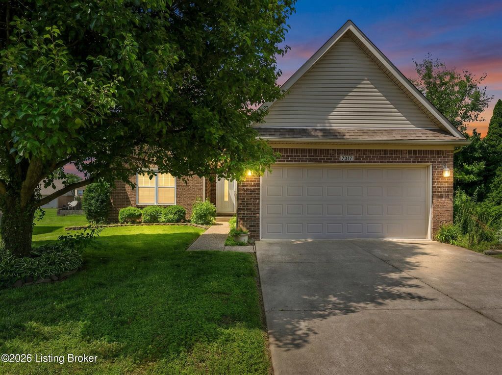 Photo of 7217 Meadow Ridge Dr, Louisville, KY 40218 (MLS # 1719002)