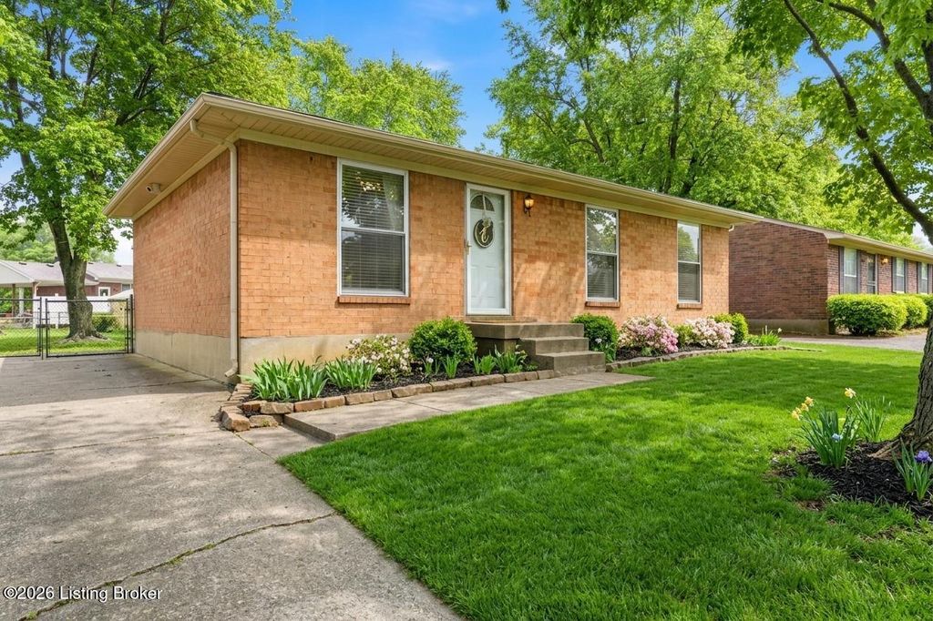 Photo of 10203 Waycross Ave, Louisville, KY 40229 (MLS # 1715986)