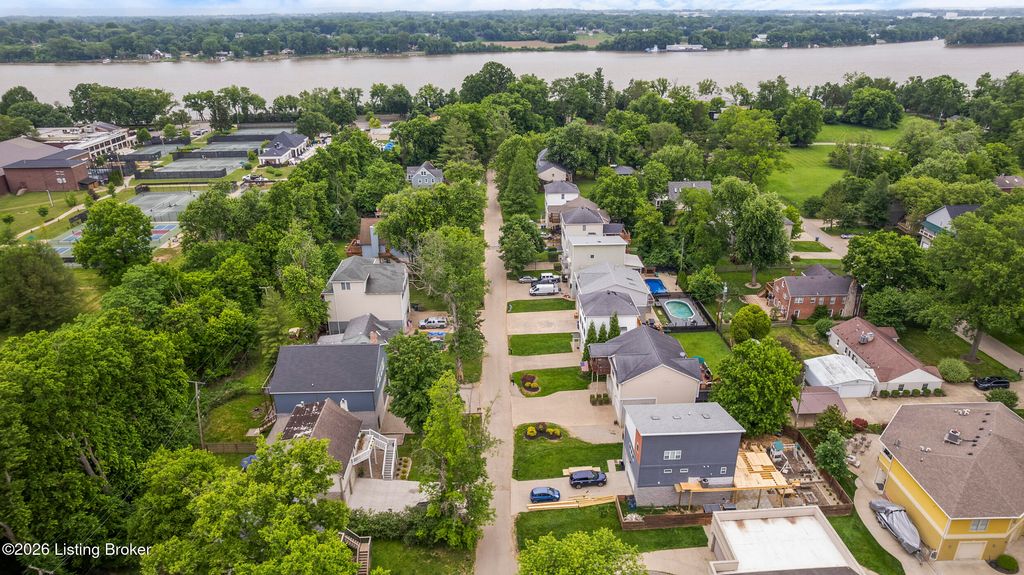 Photo of 904 W Riverside Dr, Louisville, KY 40207 (MLS # 1709602)