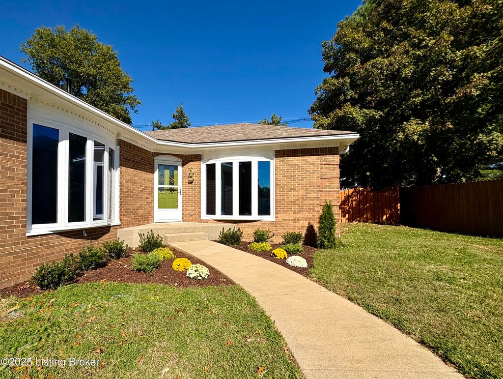 Photo of 1517 Medical Ave, Shelbyville, KY 40065 (MLS # 1715533)