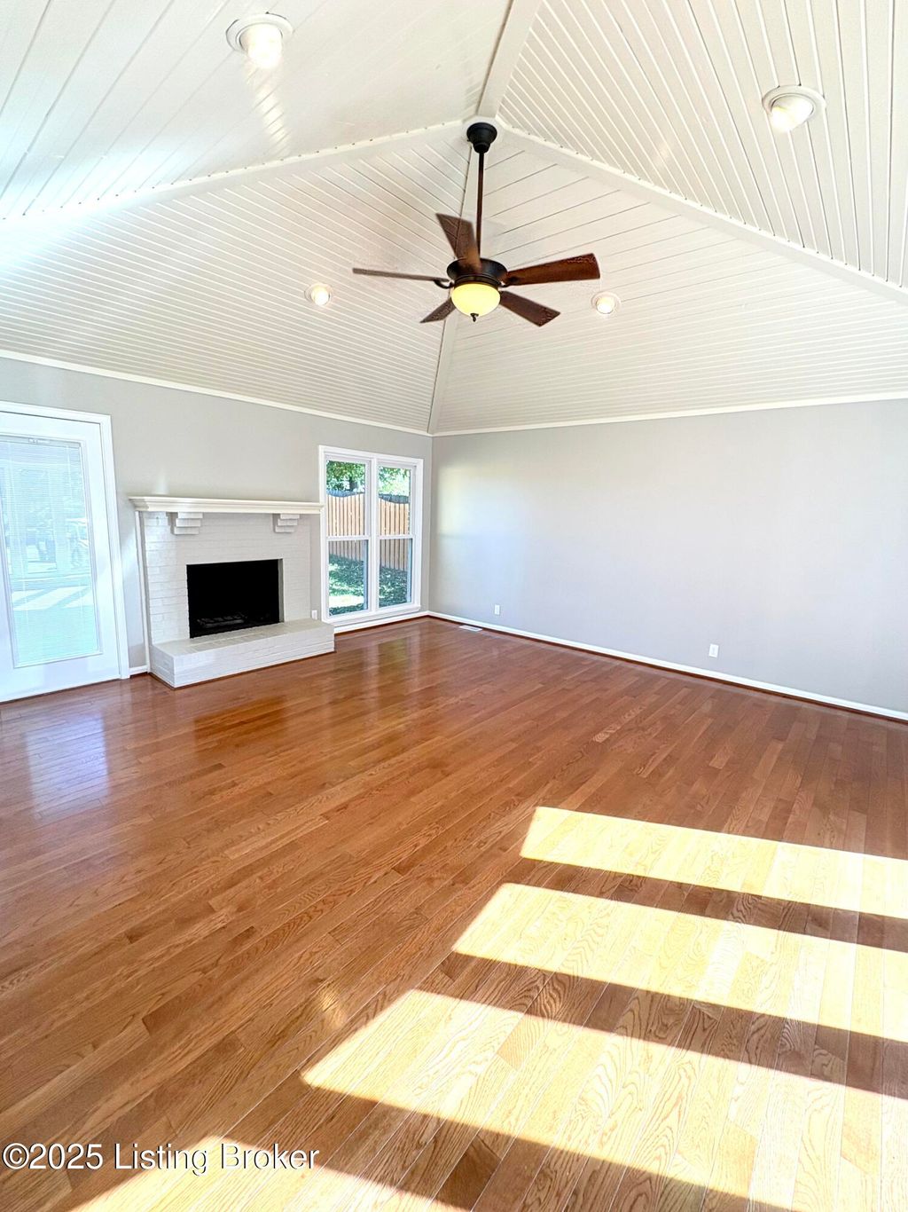 Photo of 1517 Medical Ave, Shelbyville, KY 40065 (MLS # 1715533)