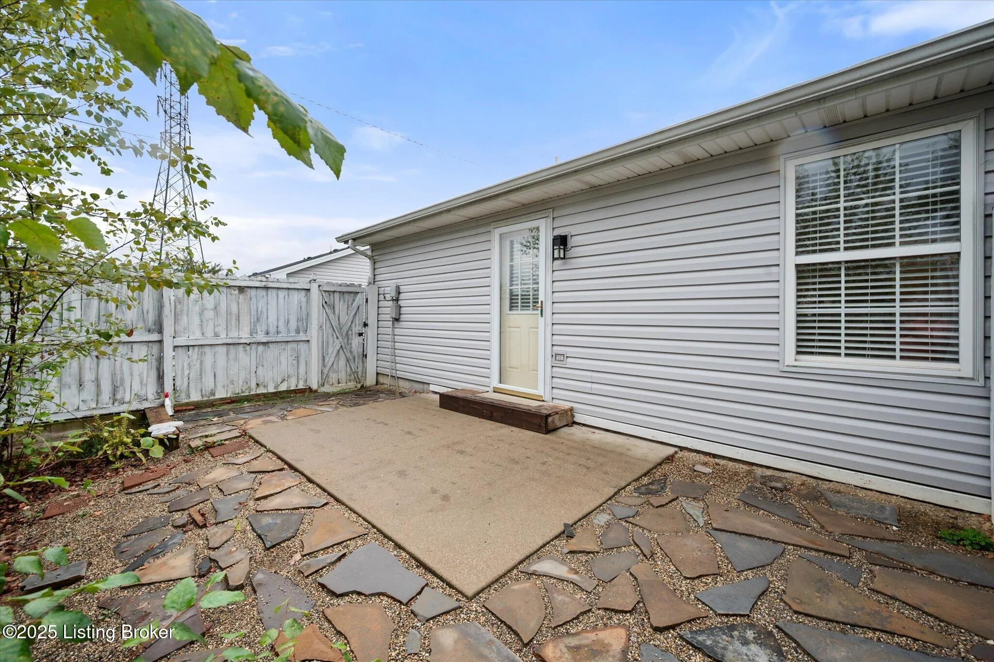 Jeffersonville, Indiana 47130, United States, 2 Bedrooms Bedrooms, ,1 BathroomBathrooms,Residential,Active,215887