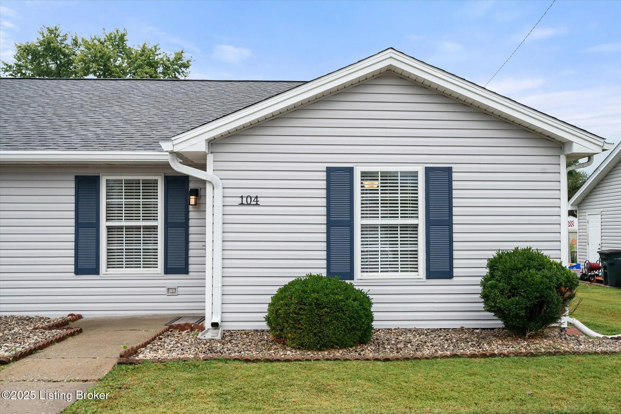 Jeffersonville, Indiana 47130, United States, 2 Bedrooms Bedrooms, ,1 BathroomBathrooms,Residential,Active,215887