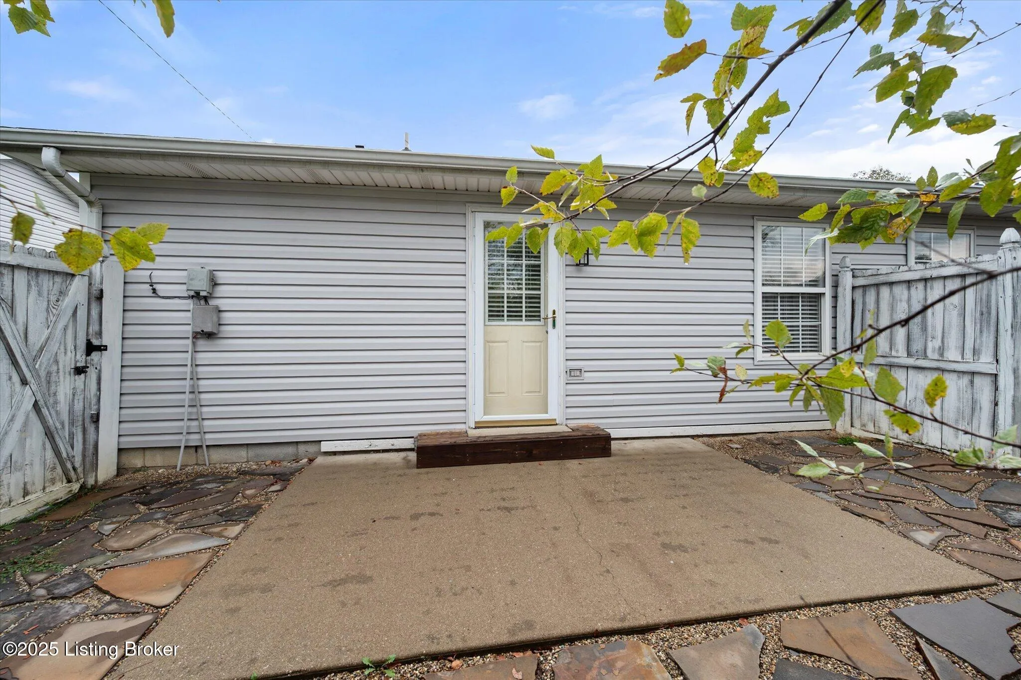 Jeffersonville, Indiana 47130, United States, 2 Bedrooms Bedrooms, ,1 BathroomBathrooms,Residential,Active,215887