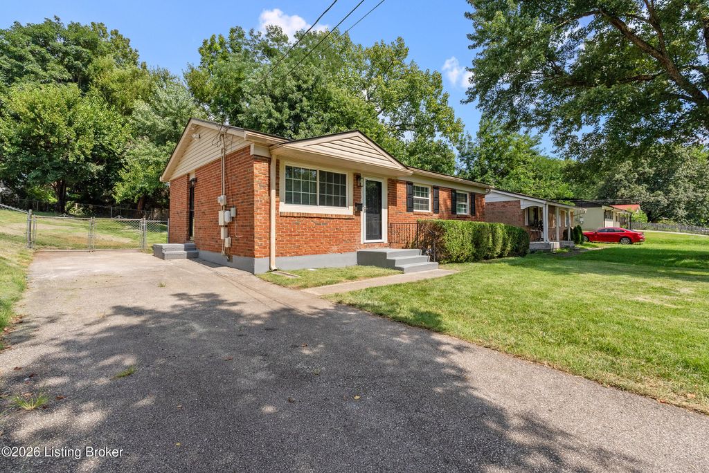 Photo of 9715 Titan Dr, Louisville, KY 40229 (MLS # 1723743)