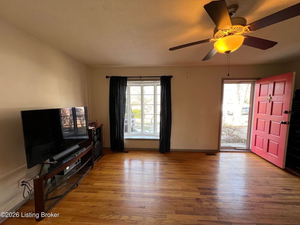 Photo of 2820 Coleen Ct, Louisville, KY 40206 (MLS # 1710384)