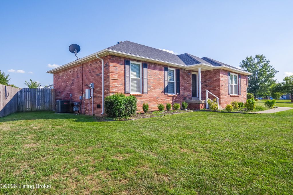 Photo of 5220 Plume Dr, Louisville, KY 40258 (MLS # 1707381)