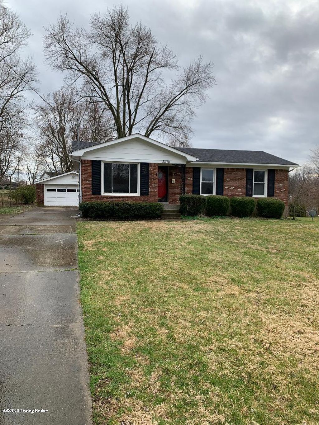 Photo of 2578 Trubart Ln, Louisville, KY 40216 (MLS # 1709293)