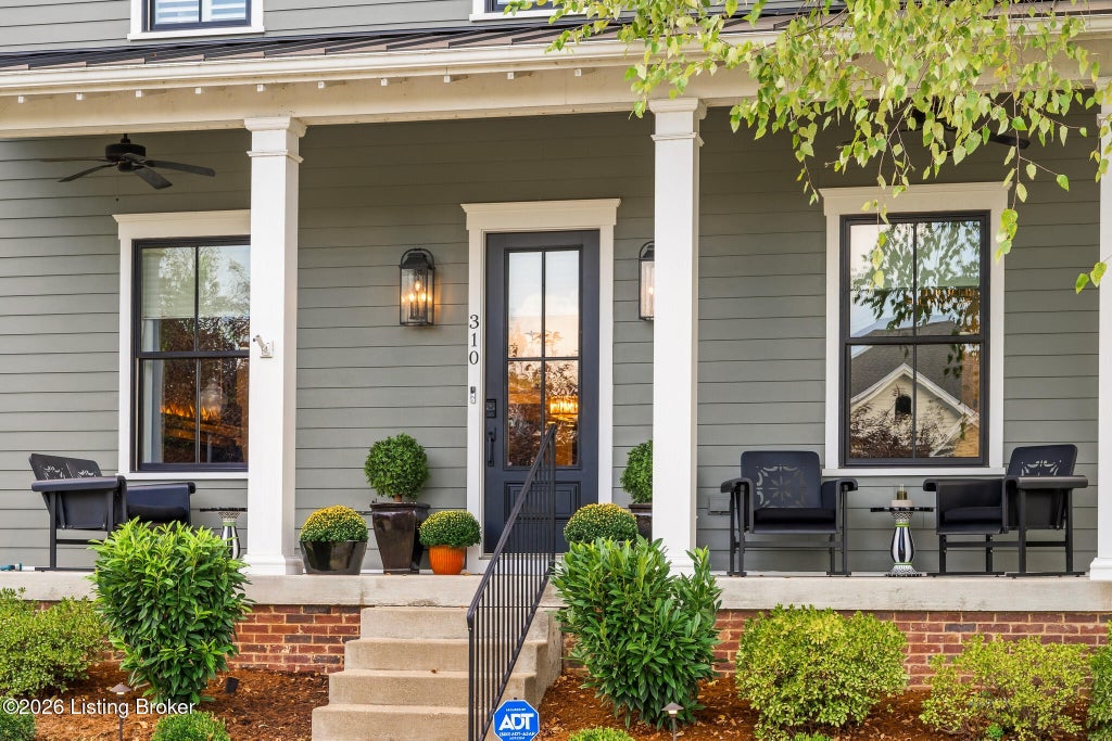 Photo of 310 Kirkwood Glen Cir, Louisville, KY 40207 (MLS # 1732995)