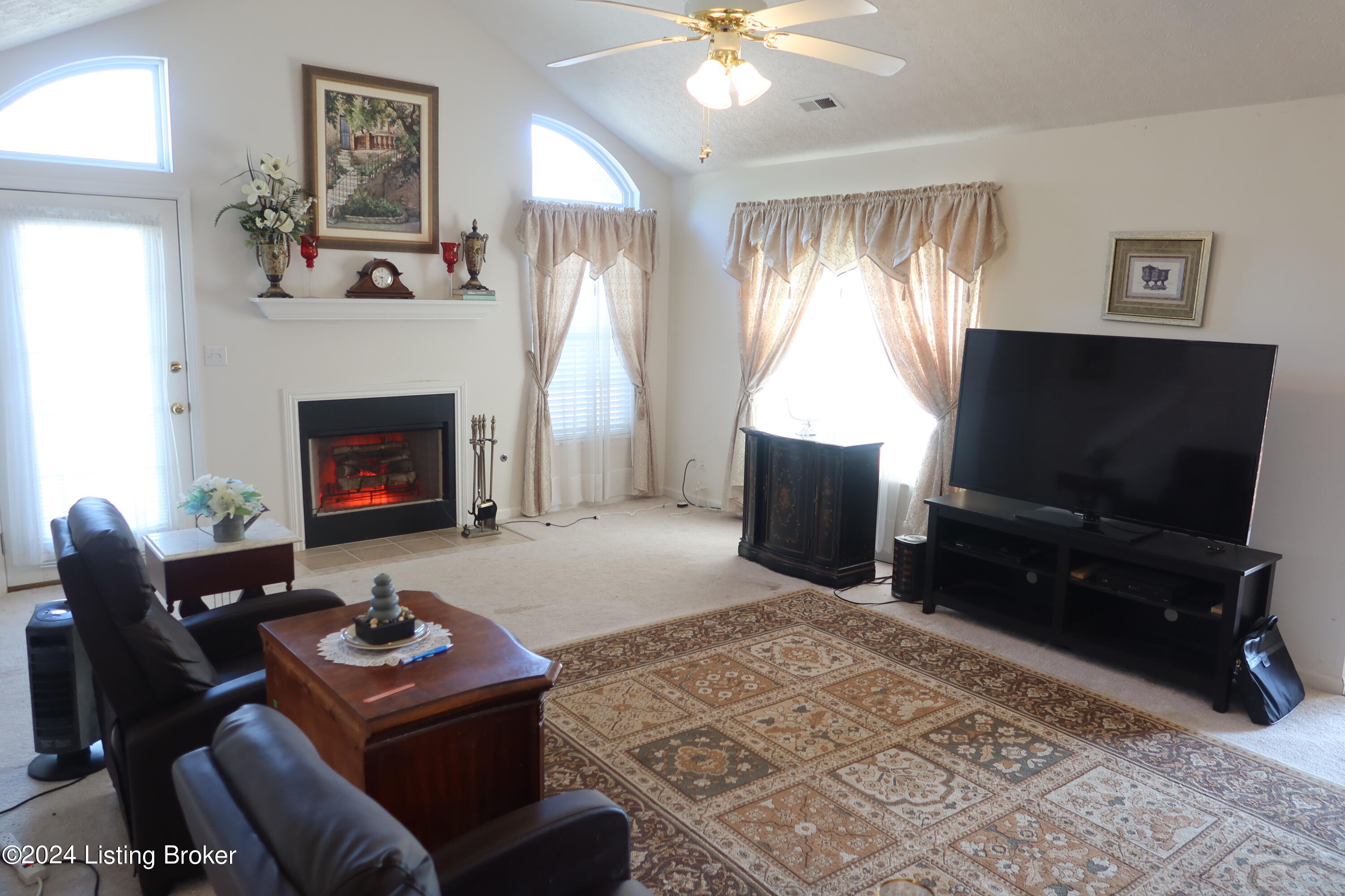 8711 Lough Dr, Louisville, Kentucky image 2
