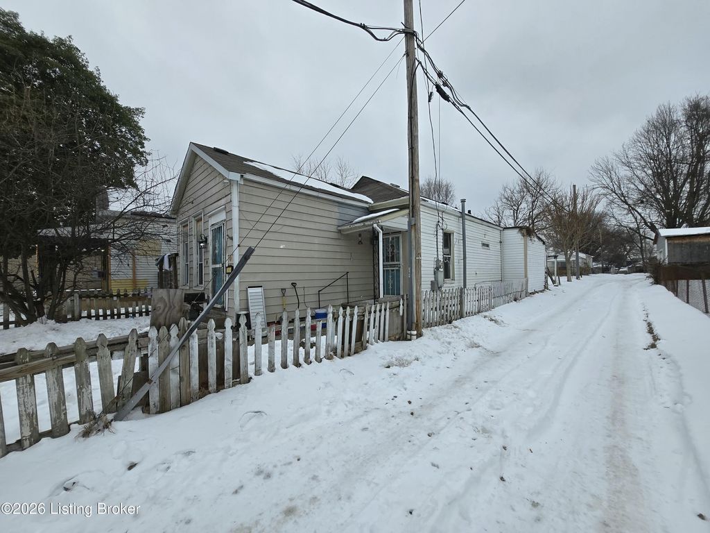 Photo of 2815 Garfield Ave, Louisville, KY 40212 (MLS # 1708251)