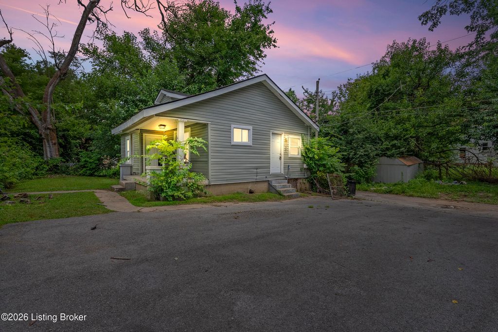 Photo of 665 Curry Ct, Louisville, KY 40211 (MLS # 1723641)