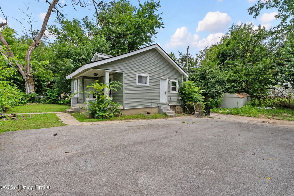 Photo of 665 Curry Ct, Louisville, KY 40211 (MLS # 1723641)