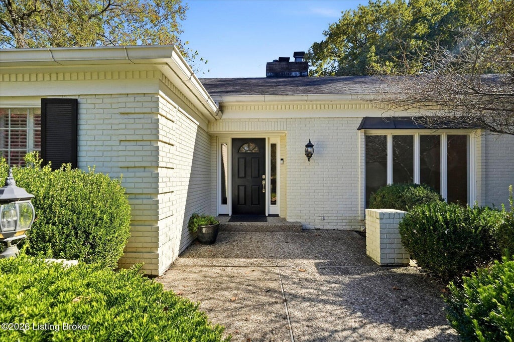 Photo of 2402 Henley Ct, Louisville, KY 40242 (MLS # 1732751)